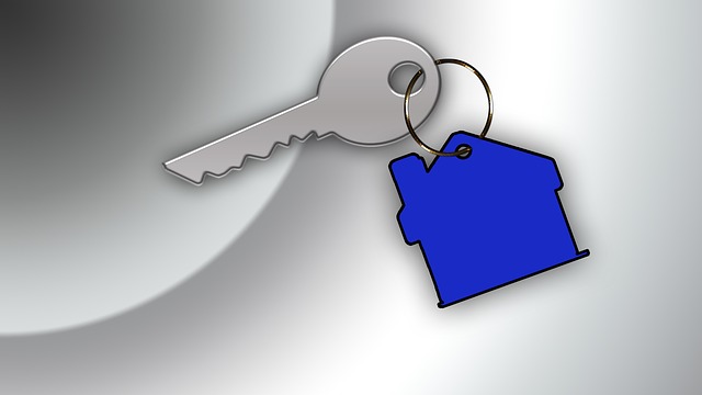 klíč s modrým přívěskem domu