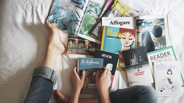 knihy a časopisy v posteli